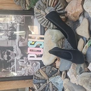 Stuart Weitzman suede leather scoop vamp perforated pump with kitten heel